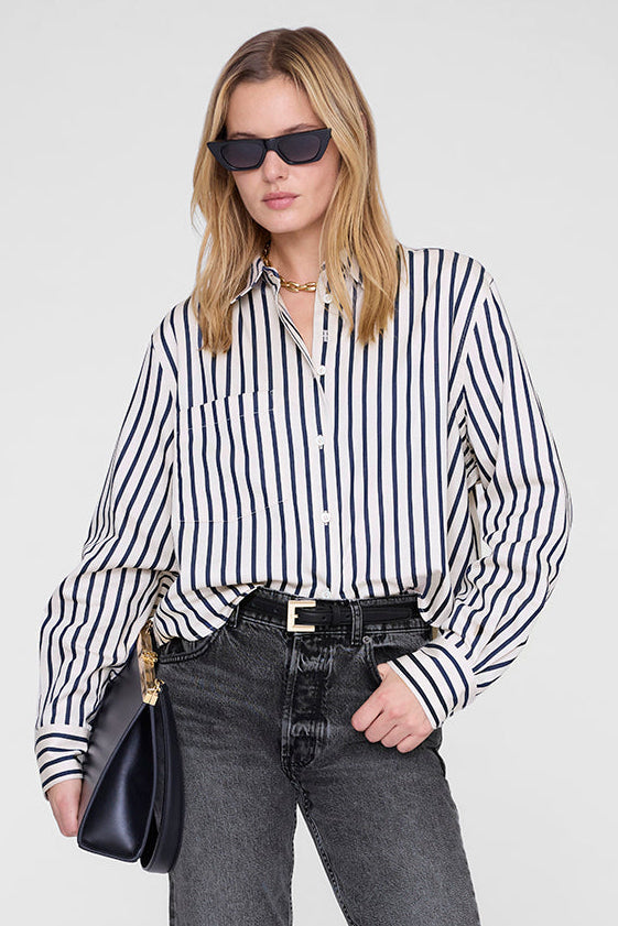Anine Bing Essie Cropped Shirt i Maritime Stripe – cropped bomuldsskjorte med navy og tan striber, boxy pasform og klassiske knapper.
