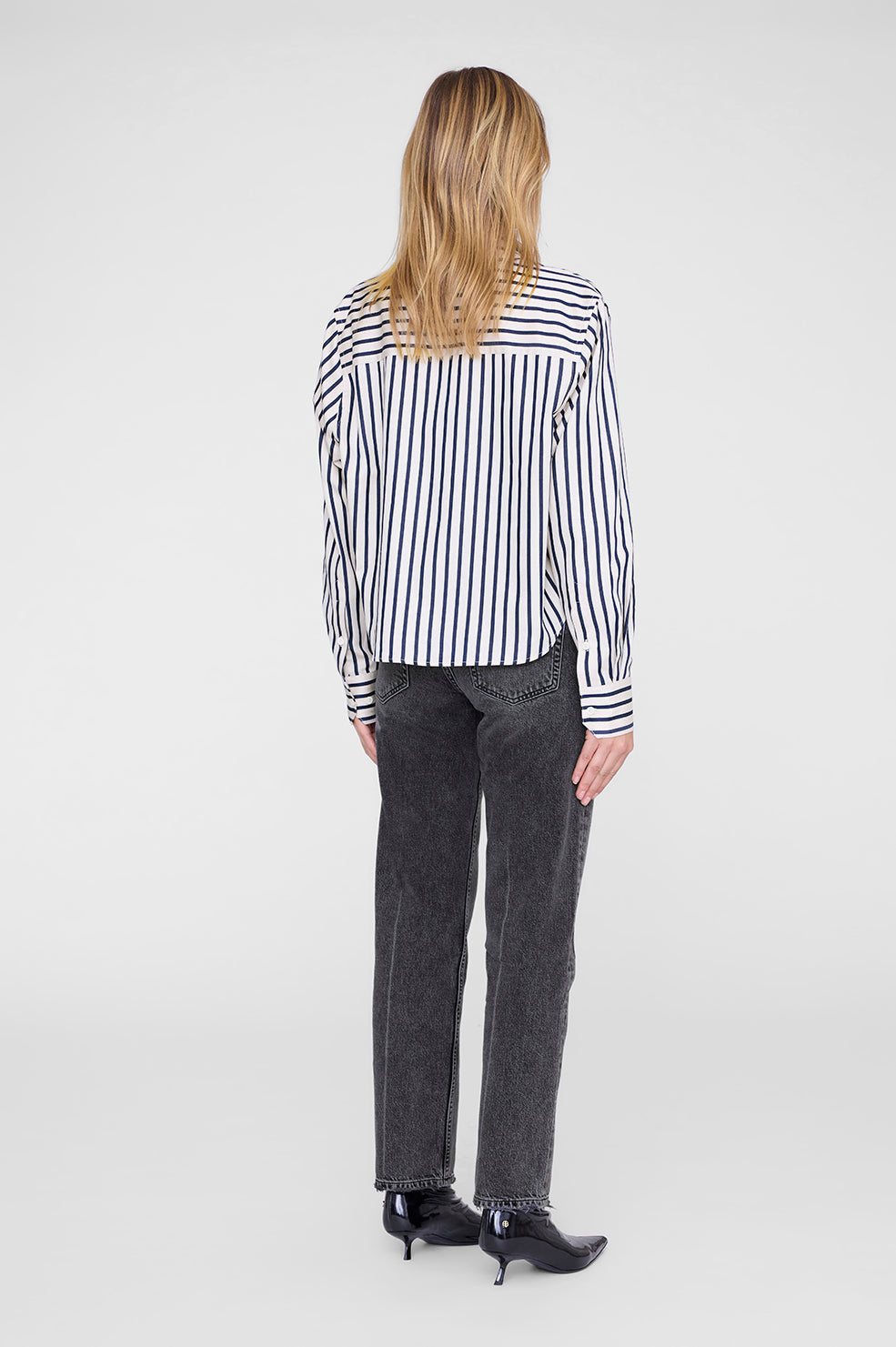 Anine Bing Essie Cropped Shirt i Maritime Stripe – cropped bomuldsskjorte med navy og tan striber, boxy pasform og klassiske knapper.
