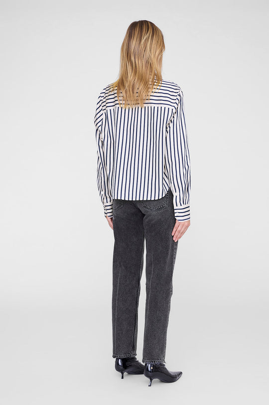 Anine Bing Essie Cropped Shirt i Maritime Stripe – cropped bomuldsskjorte med navy og tan striber, boxy pasform og klassiske knapper.
