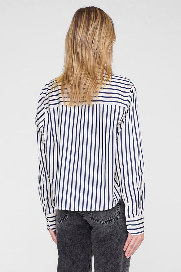 Anine Bing Essie Cropped Shirt i Maritime Stripe – cropped bomuldsskjorte med navy og tan striber, boxy pasform og klassiske knapper.
