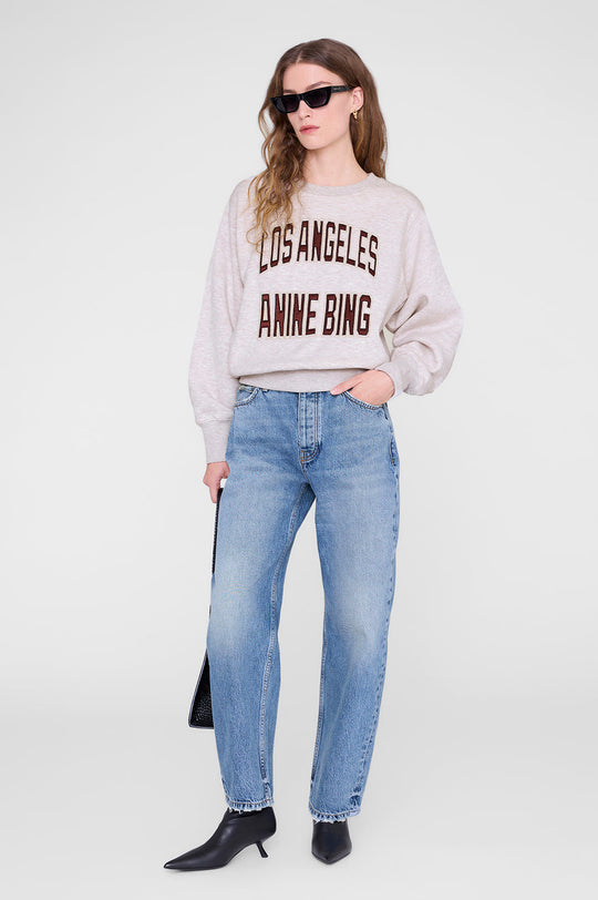 Anine Bing Harry Shrunken Sweatshirt LA i Oatmeal Melange – sweatshirt med boxy, cropped pasform, broderet logo-patch og meleret beige farve.