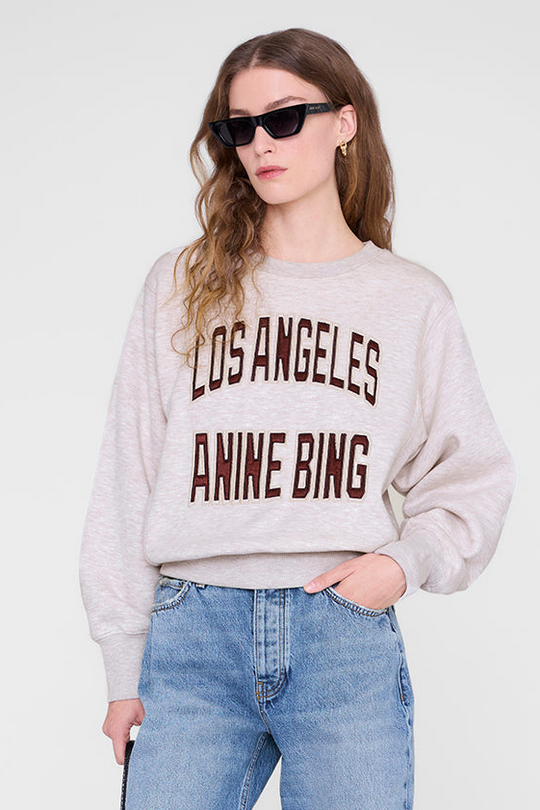 Anine Bing Harry Shrunken Sweatshirt LA i Oatmeal Melange – sweatshirt med boxy, cropped pasform, broderet logo-patch og meleret beige farve.
