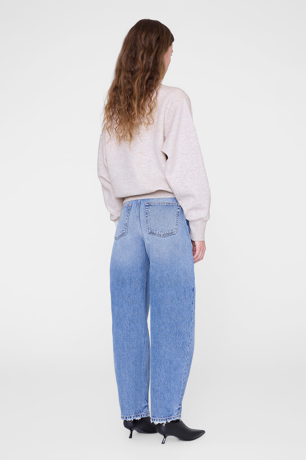 Anine Bing Harry Shrunken Sweatshirt LA i Oatmeal Melange – sweatshirt med boxy, cropped pasform, broderet logo-patch og meleret beige farve.
