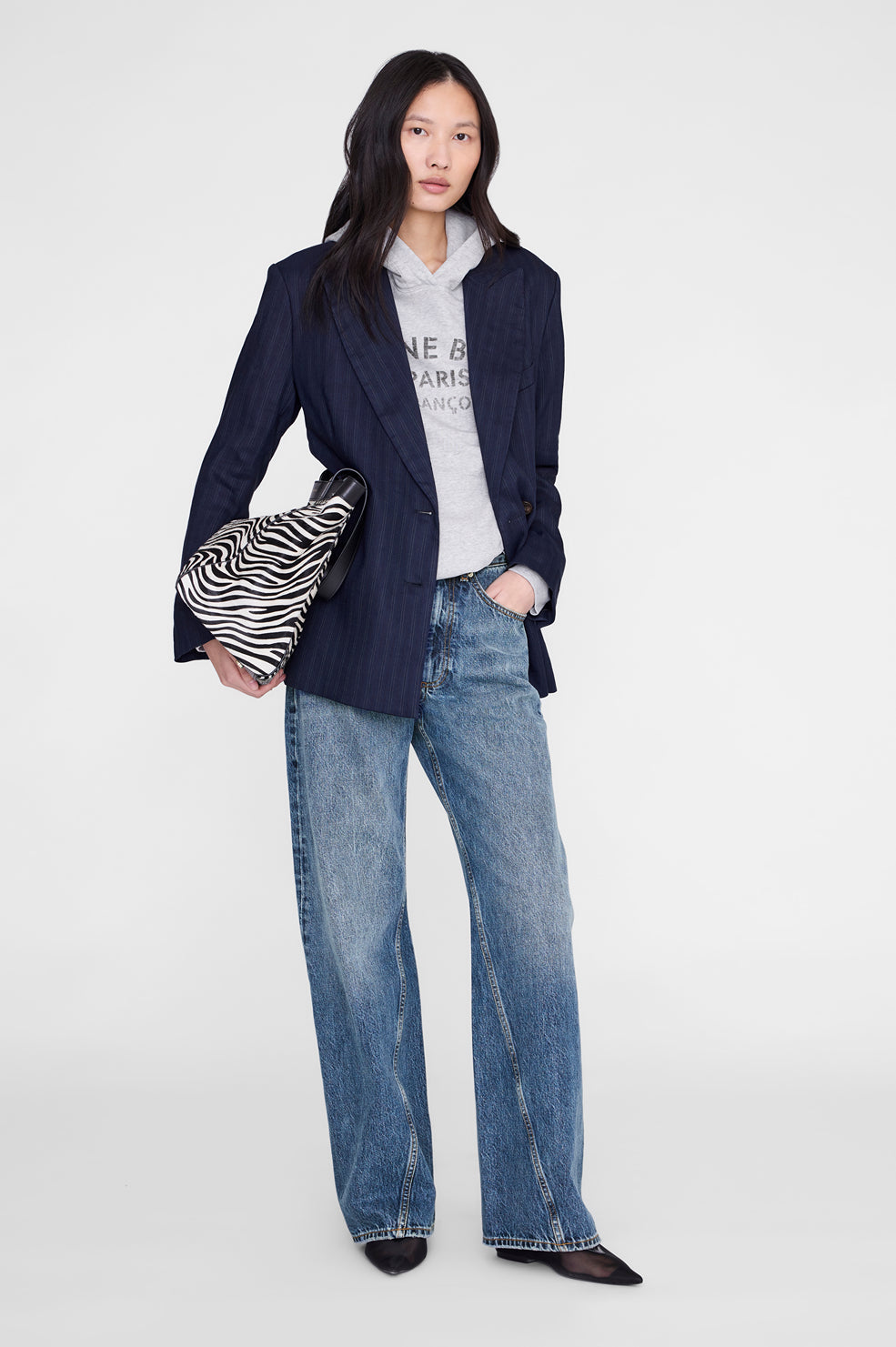 Anine Bing Harvey Sweatshirt Paris Stencil i heather grey med tonalt ANINE BING-logo og Aretha Blazer i Navy Pinstripe