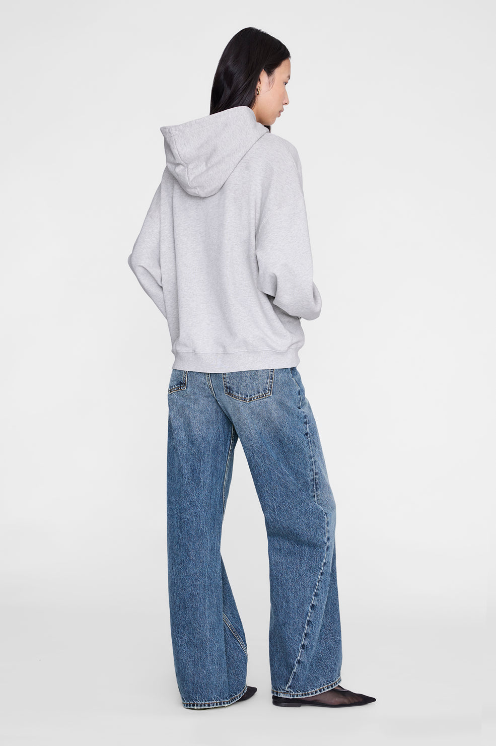Anine Bing Harvey Sweatshirt Paris Stencil i heather grey med tonalt ANINE BING-logo.