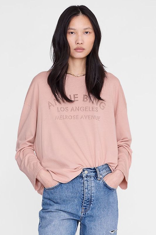 ANINE BING Ivan Long Sleeve i washed blushed med Melrose Stencil-print og afslappet pasform.