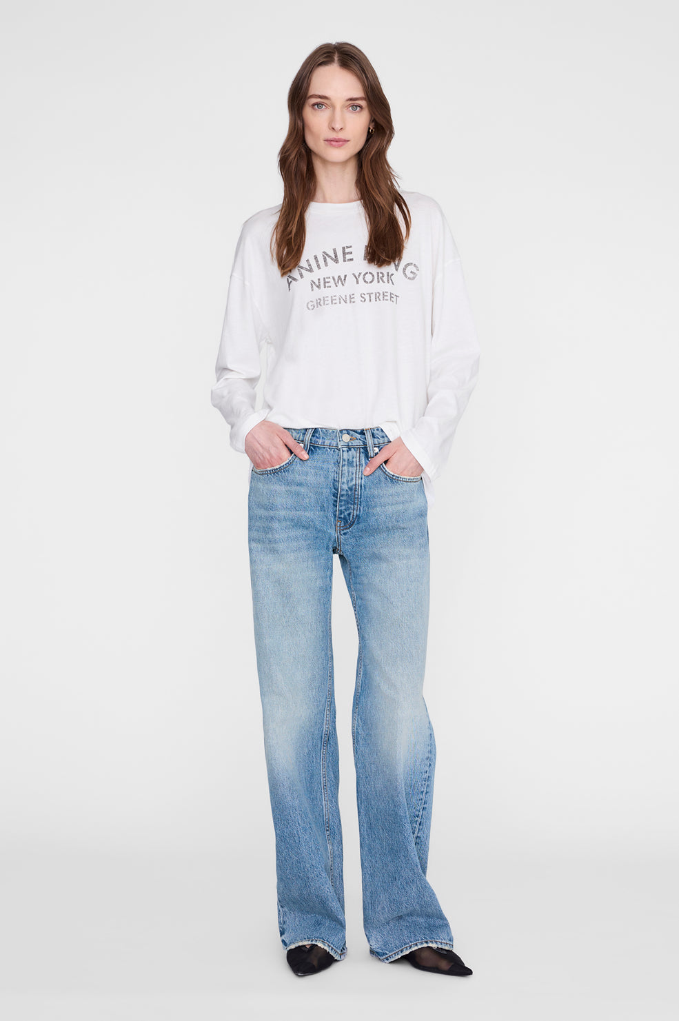 Anine Bing Ivan Long Sleeve New York Stencil i ivory med grafisk print.