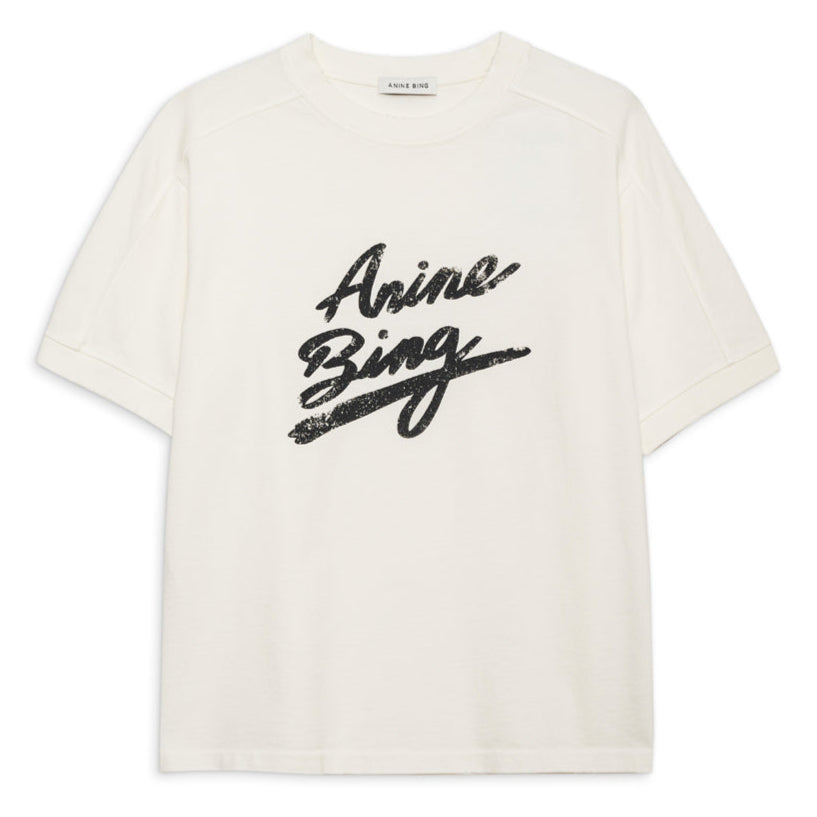 Anine Bing Jaylin Tee Signature i ivory. Boxy pasform med signatur ANINE BING grafik. Tidløs og komfortabel T-shirt i 100% bomuld.