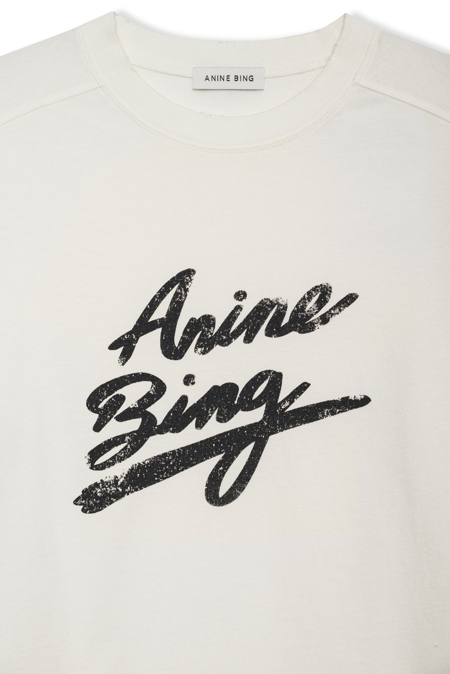 Anine Bing Jaylin Tee Signature i ivory. Boxy pasform med signatur ANINE BING grafik. Tidløs og komfortabel T-shirt i 100% bomuld.