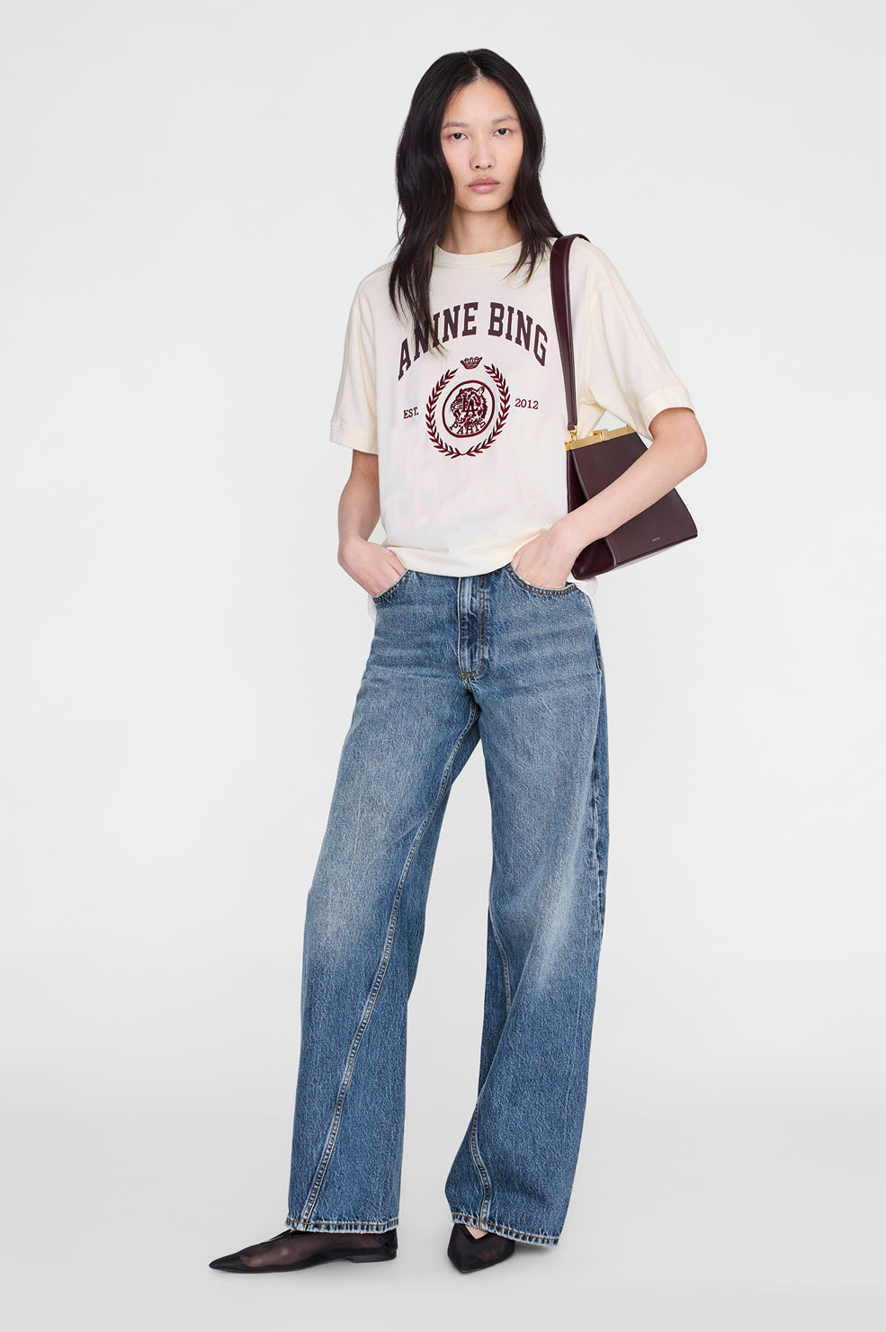 Anine Bing Jaylin Tee Collegiate i cream med broderet collegiate-logo.