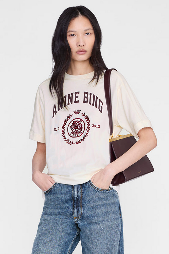 Anine Bing Jaylin Tee Collegiate i cream med broderet collegiate-logo.