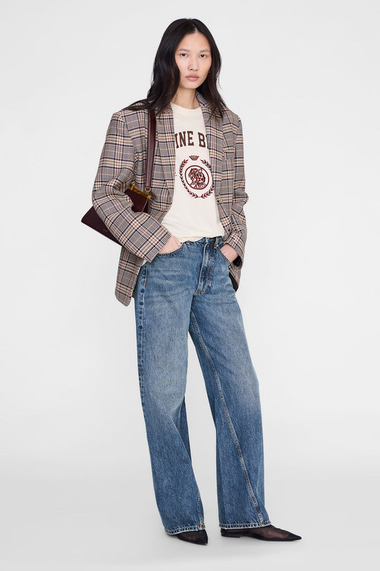 Anine Bing Jaylin Tee Collegiate i cream med broderet collegiate-logo.