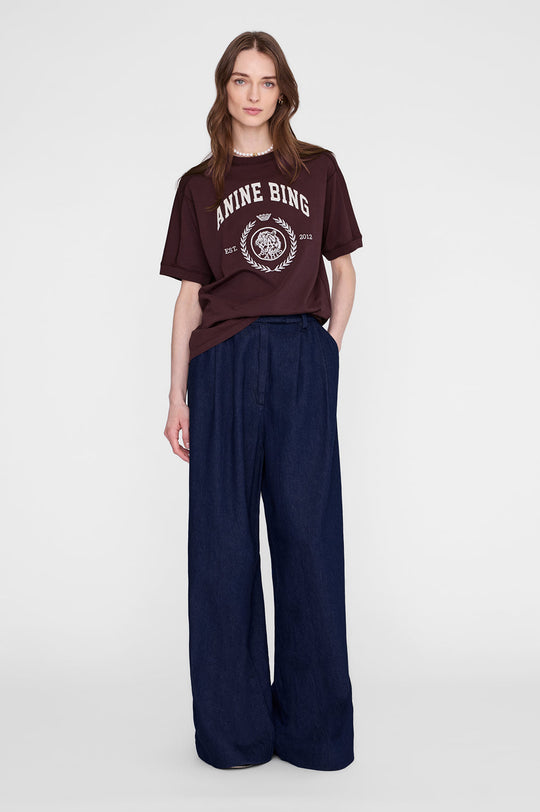 Anine Bing Jaylin Tee Collegiate i fig med broderet collegiate-logo.