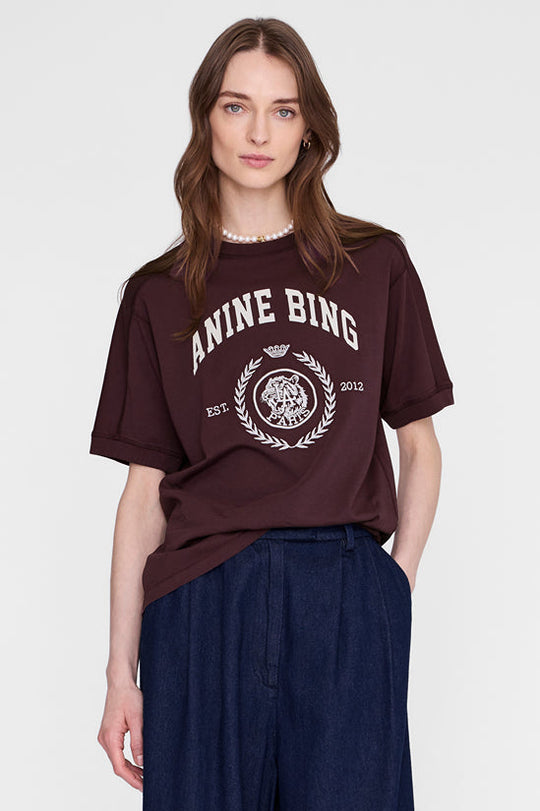 Anine Bing Jaylin Tee Collegiate i fig med broderet collegiate-logo.