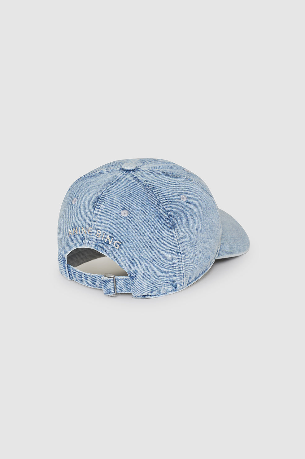 Anine Bing Jeremy Baseball Cap AB – håndlavet kasket i bleached blue denim med justerbar rem og elfenbensfarvet satinbroderi.
