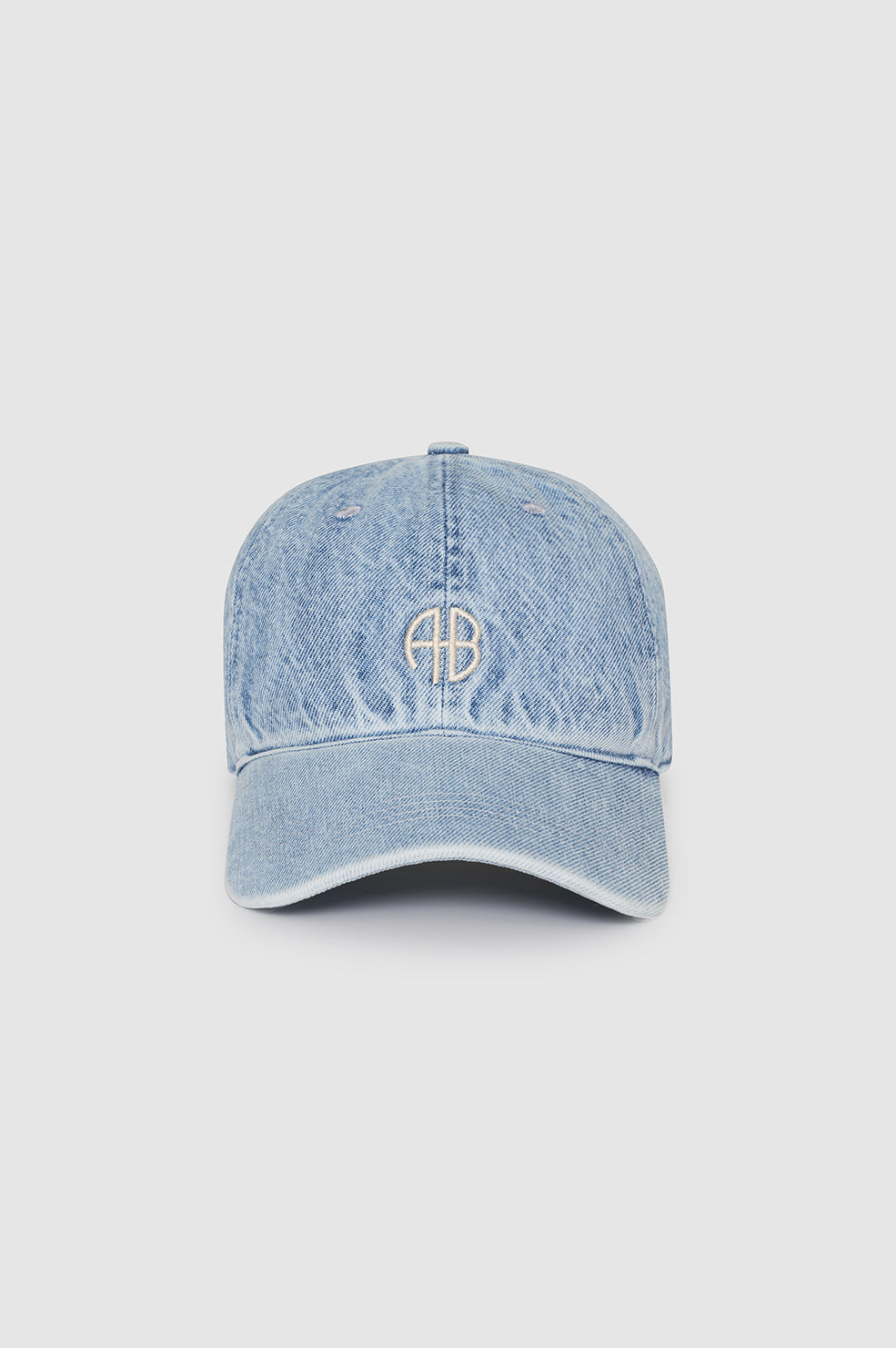 Anine Bing Jeremy Baseball Cap AB – håndlavet kasket i bleached blue denim med justerbar rem og elfenbensfarvet satinbroderi.
