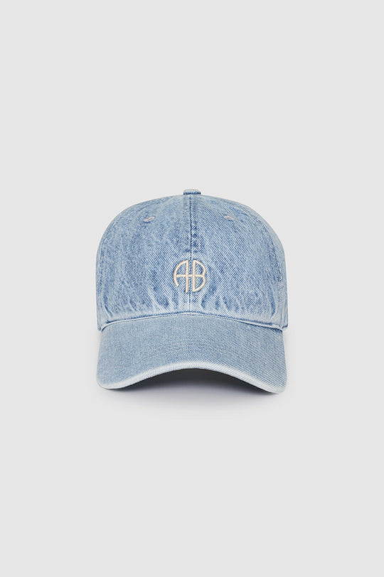 Anine Bing Jeremy Baseball Cap AB – håndlavet kasket i bleached blue denim med justerbar rem og elfenbensfarvet satinbroderi.
