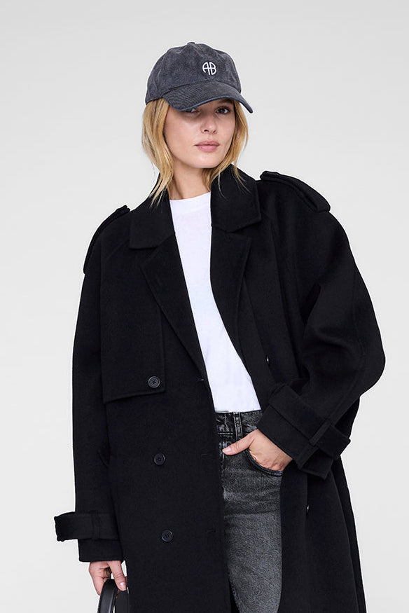 Anine Bing Jeremy Baseball Cap i Washed Smoke Grey – bomuldstwill kasket med kontrastbroderet ANINE BING-logo og justerbar rem.
