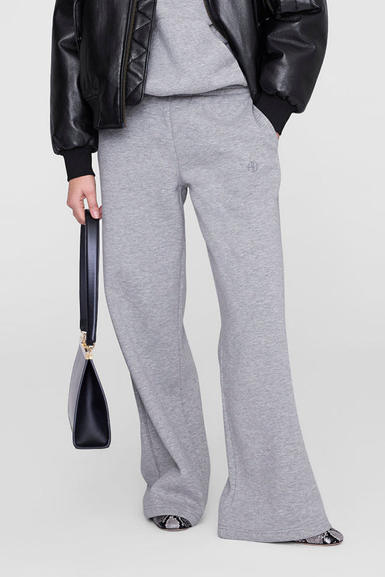 Anine Bing Kacey Sweatpant Monogram – Medium Heather Grey. Wide-leg joggingbukser i French terry bomuld med elastisk talje, skjult snøre, sidelommer og tonalt monogram.
