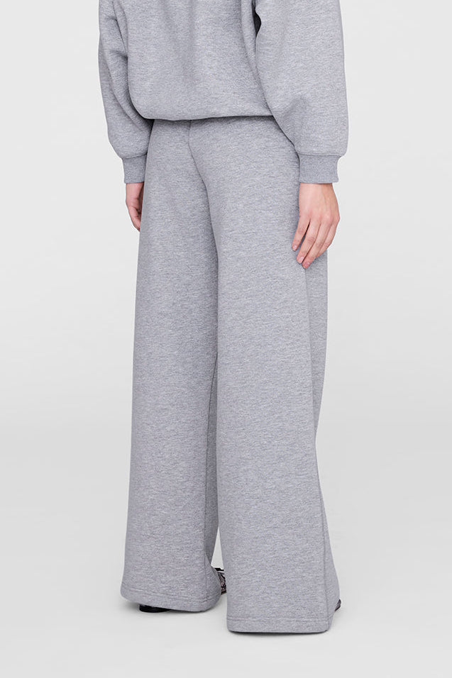Anine Bing Kacey Sweatpant Monogram – Medium Heather Grey. Wide-leg joggingbukser i French terry bomuld med elastisk talje, skjult snøre, sidelommer og tonalt monogram.
