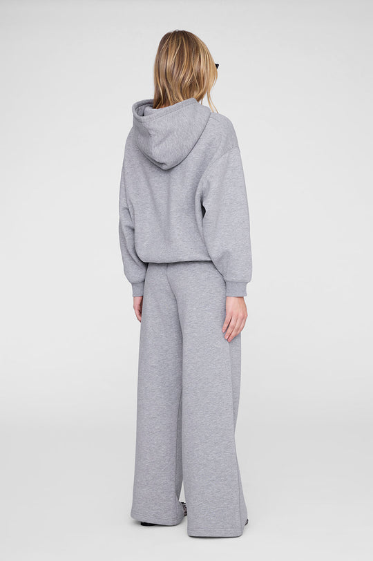 Anine Bing Kacey Sweatpant Monogram – Medium Heather Grey. Wide-leg joggingbukser i French terry bomuld med elastisk talje, skjult snøre, sidelommer og tonalt monogram.
