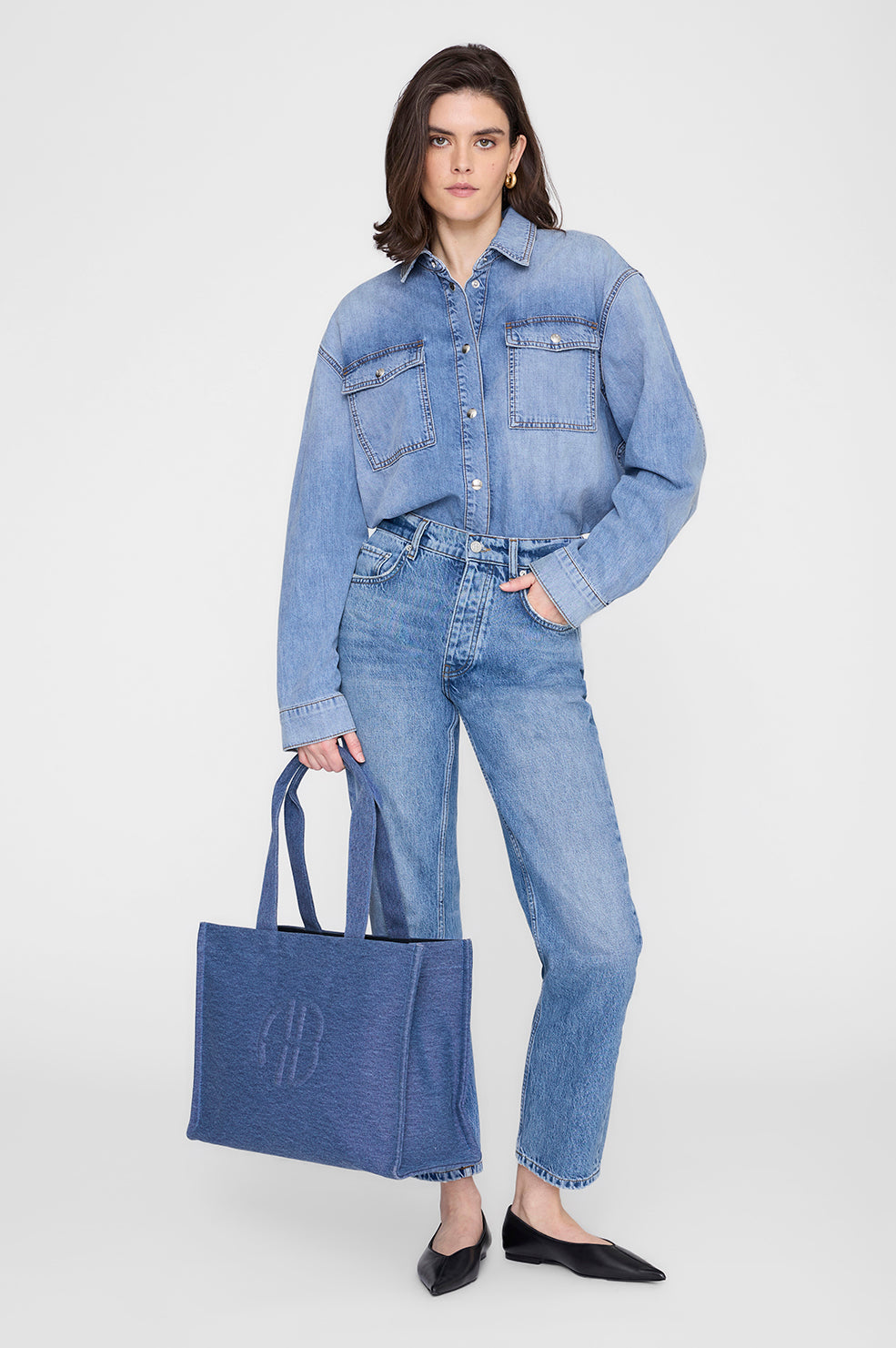 Anine Bing Lara Tote i cascade blue – rummelig canvas tote med sorte læderdetaljer, to håndtag og magnetlukning.