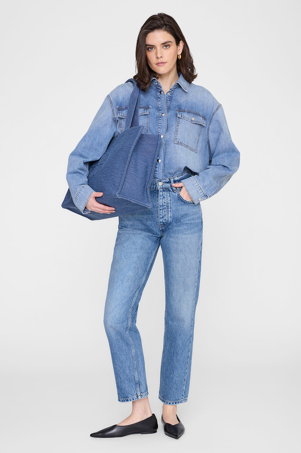 Anine Bing Lara Tote i cascade blue – rummelig canvas tote med sorte læderdetaljer, to håndtag og magnetlukning.