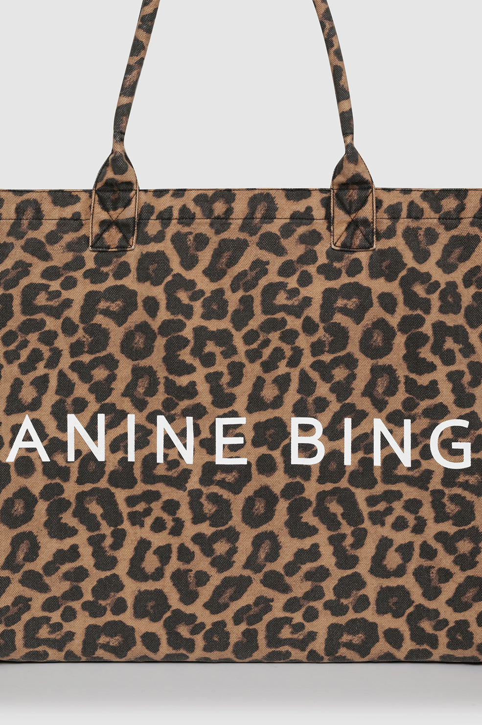 Anine Bing Leo Canvas Tote Black & Brown Leopard – stor canvas taske med leopardprint og hvid ANINE BING branding.
