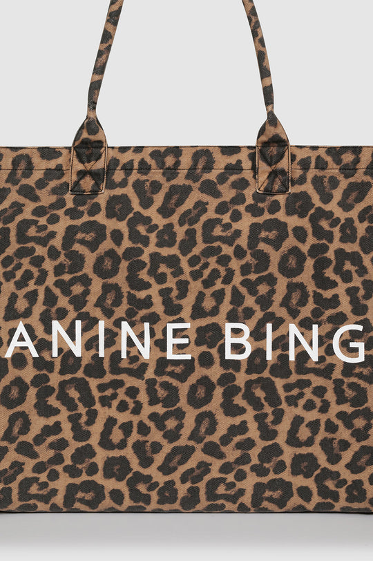 Anine Bing Leo Canvas Tote Black & Brown Leopard – stor canvas taske med leopardprint og hvid ANINE BING branding.
