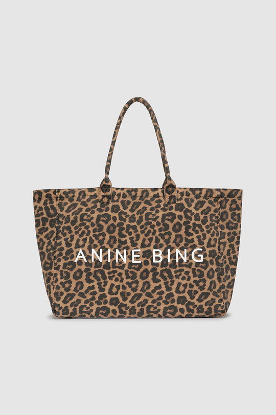 Anine Bing Leo Canvas Tote Black & Brown Leopard – stor canvas taske med leopardprint og hvid ANINE BING branding.
