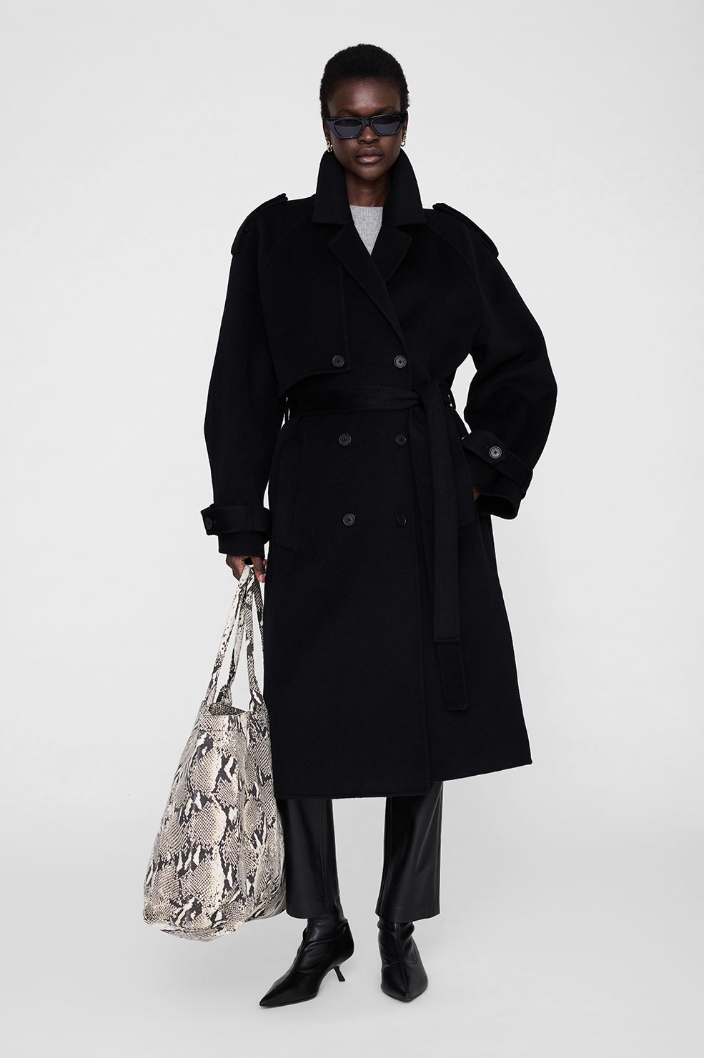 Anine Bing Leo Canvas Tote i python-print – rummelig canvas-taske med sorte og hvide pythonmønster og Anine Bing screen-trykt logo.
