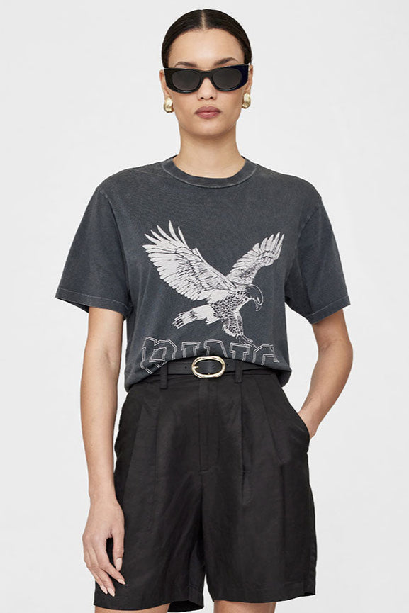 Anine Bing Lili Tee Retro Eagle i washed black. Boxy pasform med retro grafik og vintage look. Komfortabel, let bomuldsjersey til en afslappet stil.