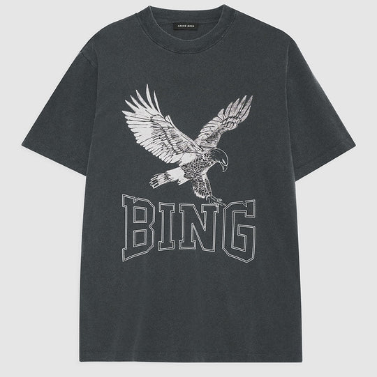 Anine Bing Lili Tee Retro Eagle i washed black. Boxy pasform med retro grafik og vintage look. Komfortabel, let bomuldsjersey til en afslappet stil.