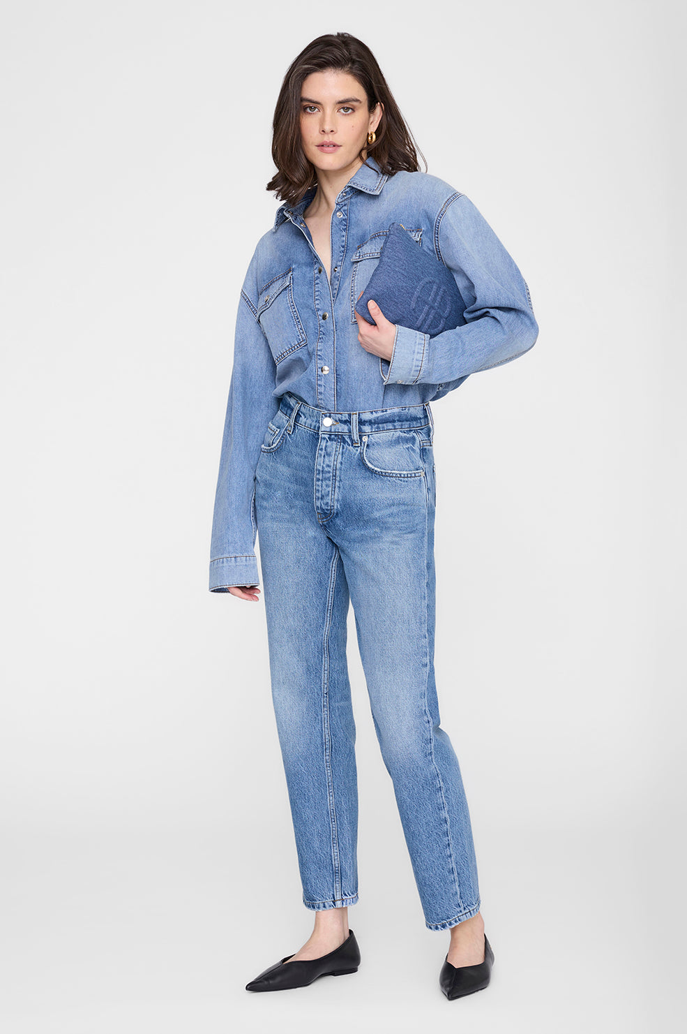 Anine Bing Lili Pouch i cascade blue – canvas pouch med lynlåslukning, sort monogramdetalje og indvendig slip-lomme.