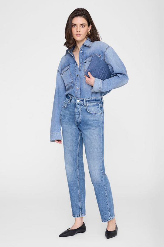 Anine Bing Lili Pouch i cascade blue – canvas pouch med lynlåslukning, sort monogramdetalje og indvendig slip-lomme.