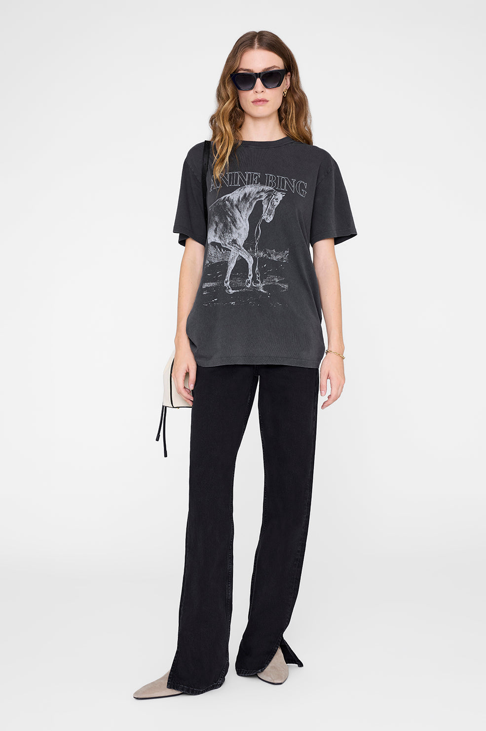 Anine Bing Lili Tee Horse i Washed Black – T-shirt i 100% bomuld med rund hals, loose fit og hesteprint.
