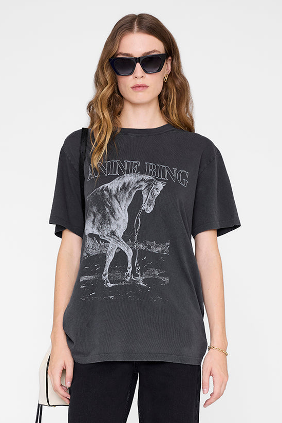 Anine Bing Lili Tee Horse i Washed Black – T-shirt i 100% bomuld med rund hals, loose fit og hesteprint.
