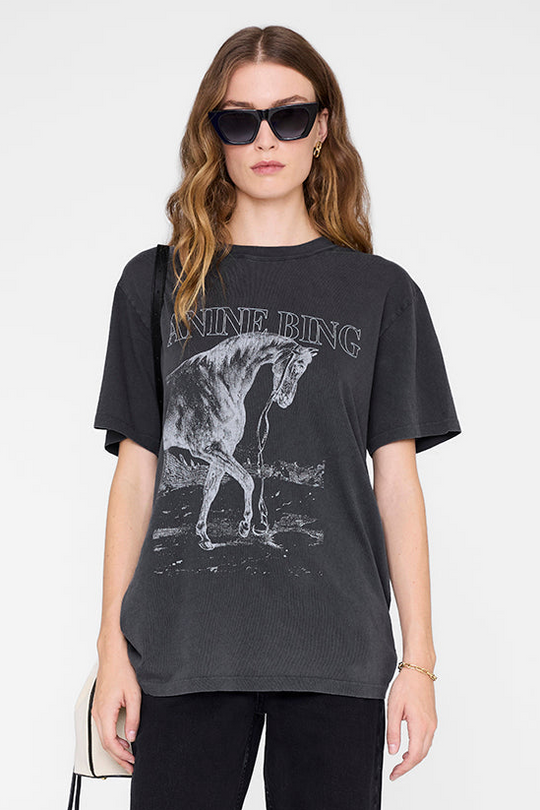 Anine Bing Lili Tee Horse i Washed Black – T-shirt i 100% bomuld med rund hals, loose fit og hesteprint.
