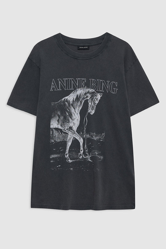 Anine Bing Lili Tee Horse i Washed Black – T-shirt i 100% bomuld med rund hals, loose fit og hesteprint.
