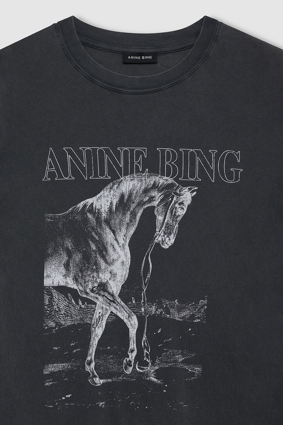 Anine Bing Lili Tee Horse i Washed Black – T-shirt i 100% bomuld med rund hals, loose fit og hesteprint.
