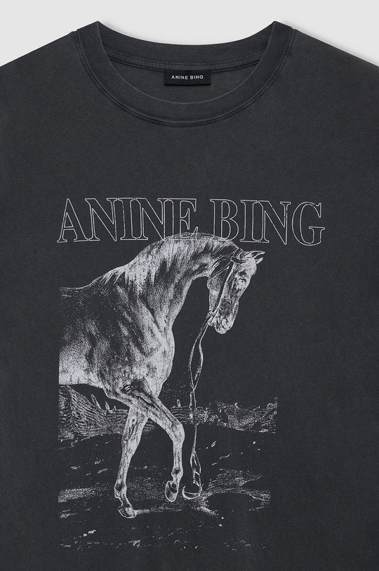 Anine Bing Lili Tee Horse i Washed Black – T-shirt i 100% bomuld med rund hals, loose fit og hesteprint.
