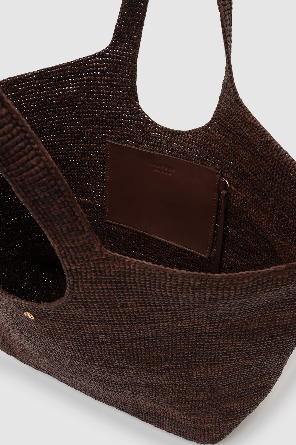 Anine Bing Lili Tote Raphia i dark brown håndflettet i raffia.