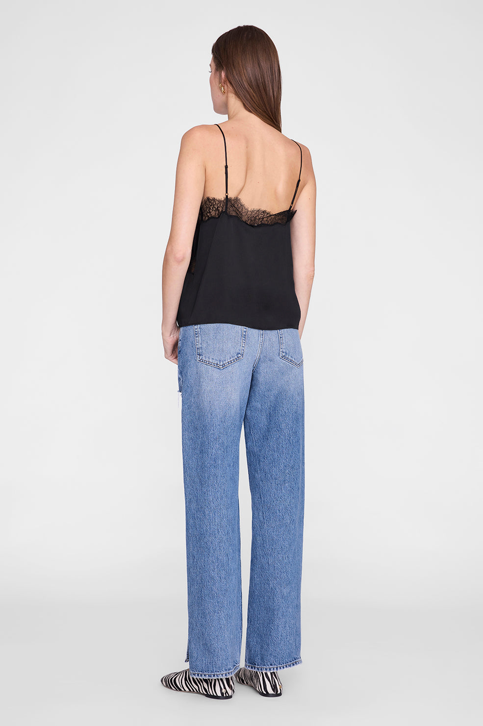 Anine Bing Mael Camisole i black med blondekant langs V-udskæringen.