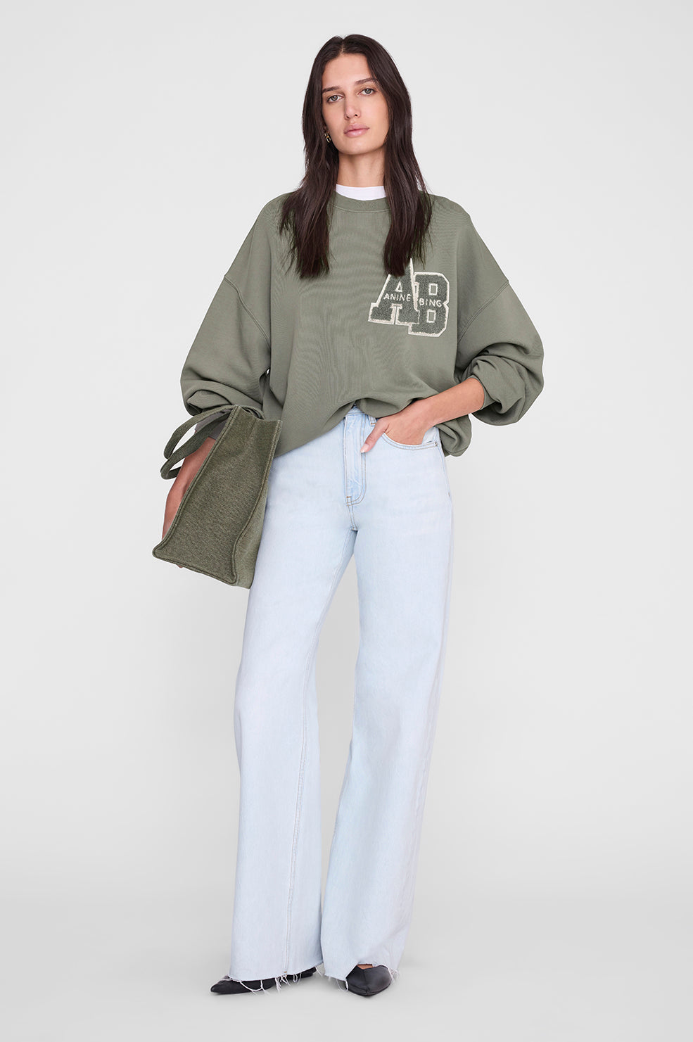 Anine Bing Miles Letterman sweatshirt i sage med crewneck og sporty logo på brystet.