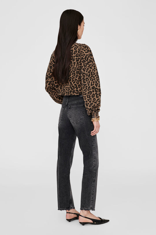 Anine Bing Miles Sweatshirt – oversized sweatshirt i 100% bomuldsfleece med leopardprint i sort og brun. Crewneck og børstet inderside. 