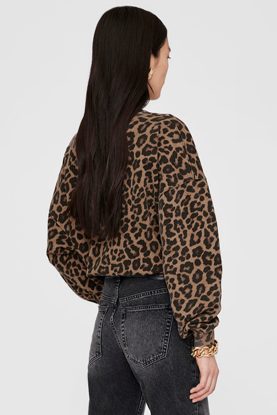 Anine Bing Miles Sweatshirt – oversized sweatshirt i 100% bomuldsfleece med leopardprint i sort og brun. Crewneck og børstet inderside. 