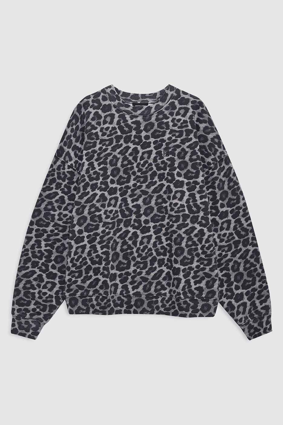Anine Bing Miles Sweatshirt i Grey Leopard – langærmet crewneck sweatshirt i 100% bomuld med grå leopardprint og oversize pasform.
