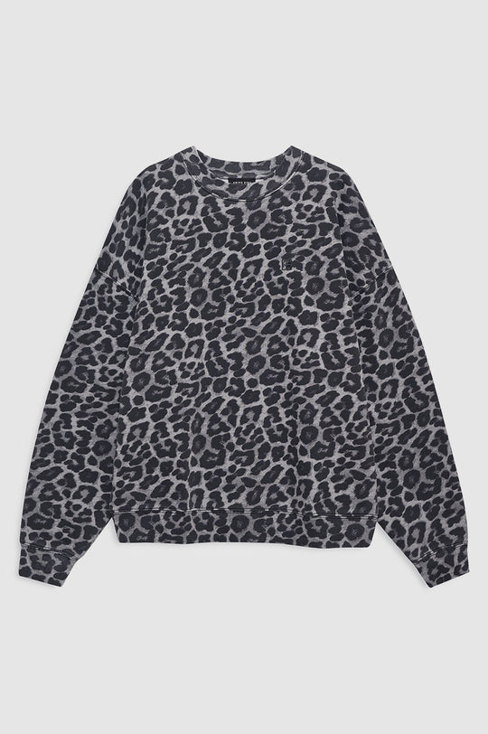 Anine Bing Miles Sweatshirt i Grey Leopard – langærmet crewneck sweatshirt i 100% bomuld med grå leopardprint og oversize pasform.
