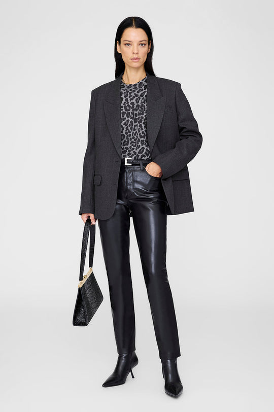 Anine Bing Miles Sweatshirt i Grey Leopard – langærmet crewneck sweatshirt i 100% bomuld med grå leopardprint og oversize pasform.
