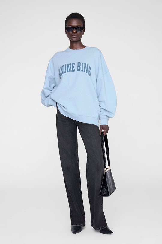 ANINE BING Miles Sweatshirt i pale blue, lyseblå oversized sweatshirt med hvidt ANINE BING-logo på brystet.